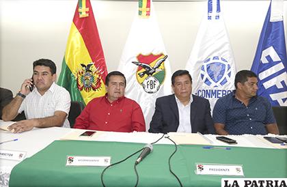 Principales dirigentes del fútbol boliviano en la reunión de ayer /APG
