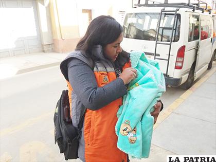 La directora de la DIO, Tatiana Moroco, luego del rescate del bebé /LA PATRIA
