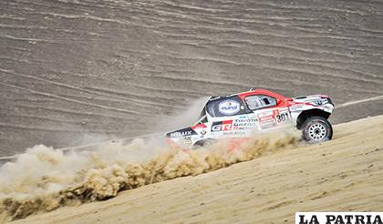 Nasser Al-Attiyah pisa el acelerador a fondo para mantenerse primero en coches /dakar.com