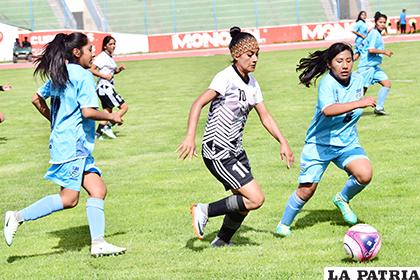 La acción del cotejo en damas donde Oruro empató 2-2 ante Cochabamba / Reynaldo Bellota - LA PATRIA