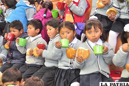 Padres de familia esperan que sus hijos reciban el desayuno variado y el kilo de leche / LA PATRIA/ARCHIVO
