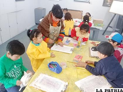Los niños aprenden junto a Verónica Guzmán/LA PATRIA/Johan Romero