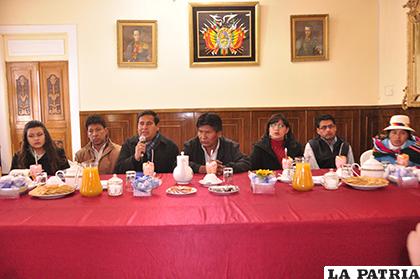 Fotografía de 2015, el gobernador junto a los secretarios departamentales de su gabinete /LA PATRIA/ARCHIVO