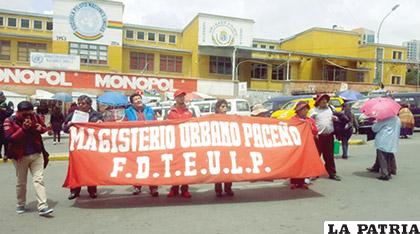 Los maestros durante su protesta en inmediaciones del Hospital Obrero / ANF
