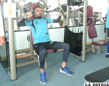 El portero Juan Pablo Domínguez llegó ayer a Oruro e inmediatamente se puso a entrenar con el primer equipo