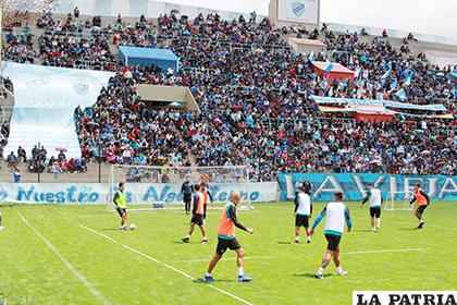 Muchos hinchas bolivaristas alentaron a su equipo ayer durante el entrenamiento en Tembladerani/ marka-registrada