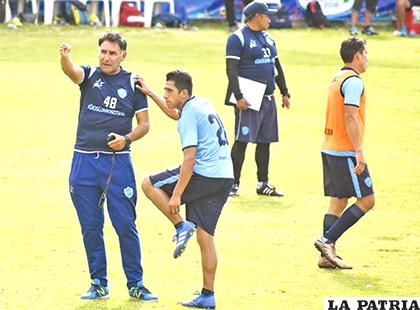 Marcos Ferrufino dirige el entrenamiento de Aurora/ APG