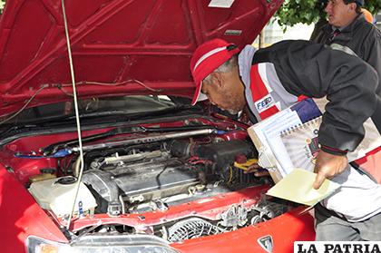 Verificando del motor ayer en la inspección técnica y administrativa /Fernando Rodríguez - LA PATRIA