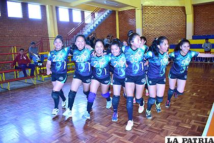 La tradicional vuelta olímpica de las campeonas del voleibol /Reynaldo Bellota - LA PATRIA
