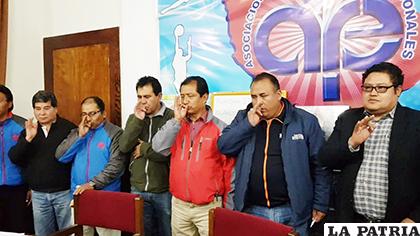 La nueva directiva haciendo la señal de su convicción durante la posesión /cortesía Evert Revollo