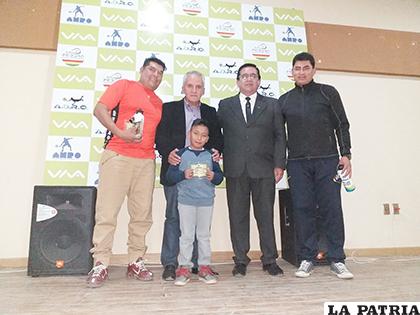 Directivos, deportista y entrenador, quienes fueron distinguidos/ cortesía Luis Copa