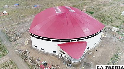 El Coliseo Quirquincho Oruro tuvo una última inspección antes de un informe para su entrega final en febrero /Fedbampo