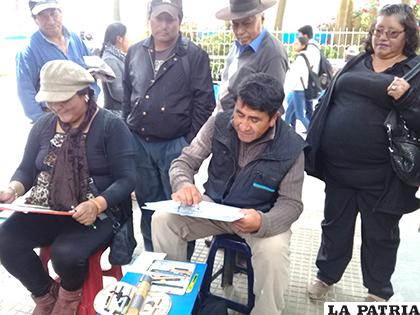 Artistas llaman la atención de las personas/LA PATRIA/Johan Romero