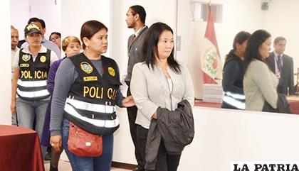 La líder opositora Keiko Fujimori escoltada por la policía /cronicaviva.com.pe
