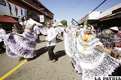 Miles de mujeres panameñas salieron a las calles ataviadas con lujosas polleras / dca.gob.gt