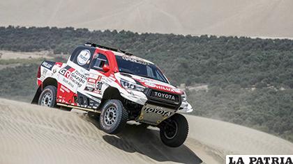El catarí Nasser Al-Attiyah es líder indiscutible en coches /dakar.com