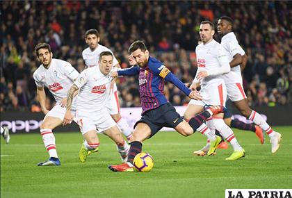 Messi remata para anotar el segundo de Barcelona que venció 3-0 al Eibar /as.com
