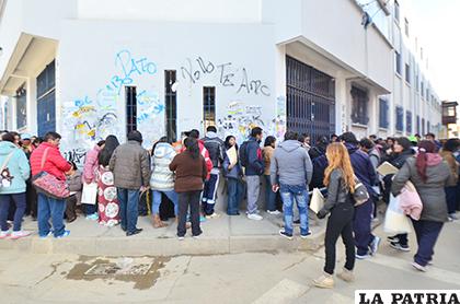 Las filas en puertas de los colegios están prohibidas /LA PATRIA /ARCHIVO