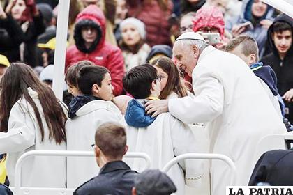 El Papa Francisco conversando con los niños / listindiario.com