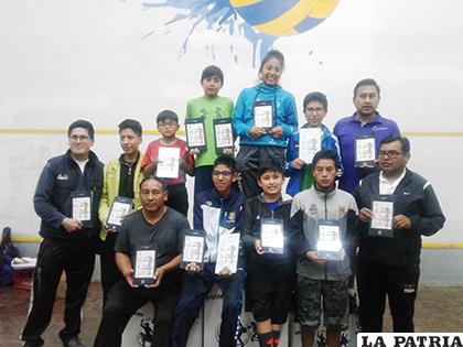 Deportistas que fueron parte del primer torneo municipal de squash /cortesía Juan Carlos Rafael