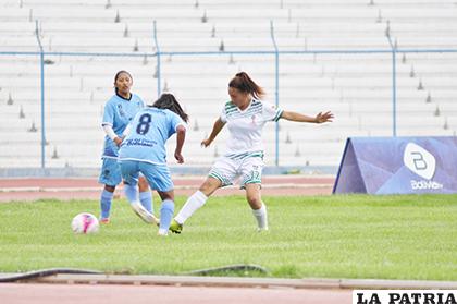 Lizeth Quispe, autora de los goles para Oruro avanza con balón dominado /Fernando Rodríguez - LA PATRIA