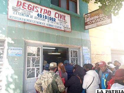 Largas filas y aglomeraciones en las puertas de las oficialías de registro civil /LA PATRIA