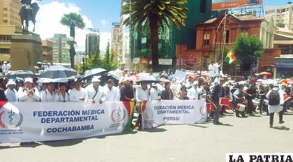 Afiliados a la Confederación Médica de Bolivia en un mitín en la plaza del Estudiante / ANF