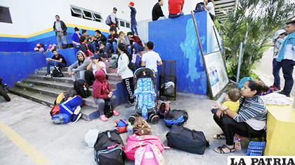 Muchos de los migrantes, entre ellos niños, mujeres y adultos mayores, atraviesan el territorio hondureño a pie /TELEMETRO