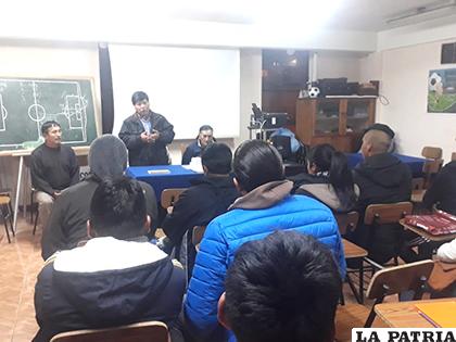 Durante la primera clase para aspirantes de árbitros /Marcelo Abascal - LA PATRIA