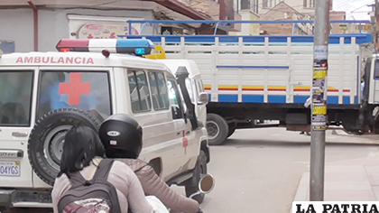 Una ambulancia tratando de pasar por punto de bloqueo /LA PATRIA