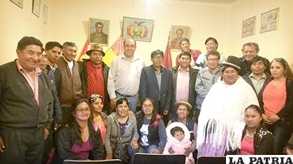 Canillitas, dirigentes nacionales y el gerente general del periódico LA PATRIA en el aniversario de la 
Asociación Mixta de Vendedores de Periódicos de Oruro /LA PATRIA