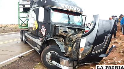 El camión presenta daños materiales de relativa consideración /LA PATRIA