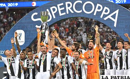 Festejan los de Juventus con su capitán Chiellini, quien levanta el trofeo de campeón/ amazonaws.com