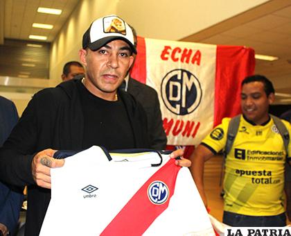 Arévalo Ríos fue bien recibido por los hinchas de Municipal en Lima /foxsports.com