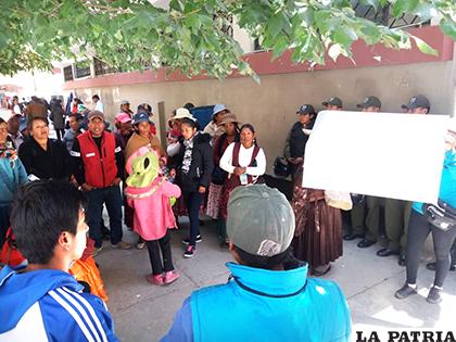 Los vecinos protestaron ayer en puertas del Palacio de Justicia /LA PATRIA