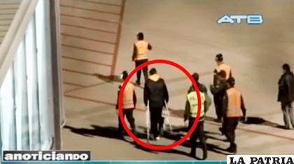 El sujeto con muletas es trasladado por la Policía/ Captura video ATB