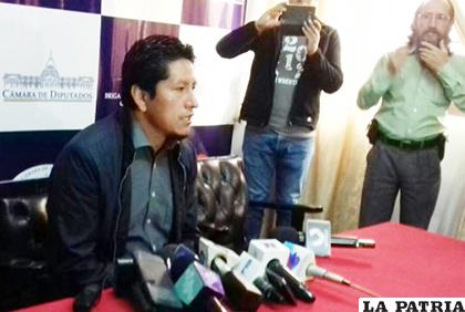El alcalde del municipio, Colomi, Demetrio Pinto, en conferencia de prensa /AbyaYalatv