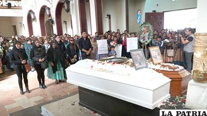 El sepelio de la familia que fue asesinada en Brasil /ANF
