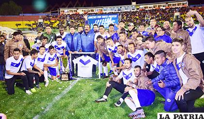 Eduardo Villegas recibió todo el cariño se la plantilla de jugadores de San José / Reynaldo Bellota LA PATRIA