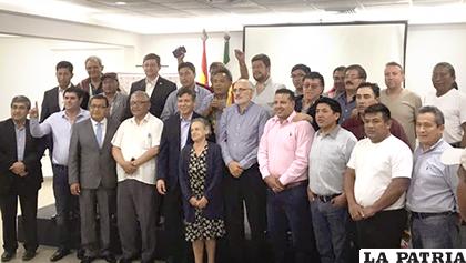Participantes en la cumbre convocada por Conade y los cívicos / RRSS