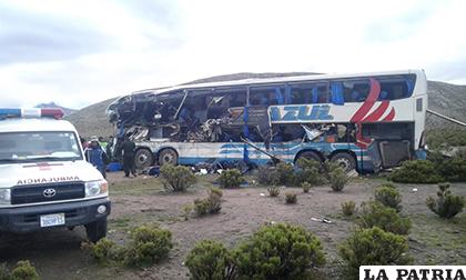El bus de la empresa Trans Azul en medio del desastre/ LA PATRIA