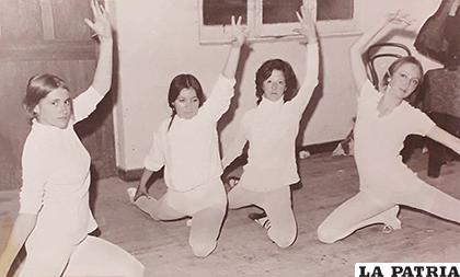 Algunas de las primeras alumnas del Ballet /Katushia