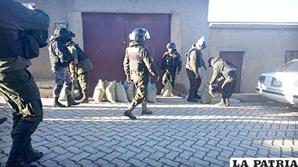 Los policías secuestrando los sacos de mineral robado /LA PATRIA