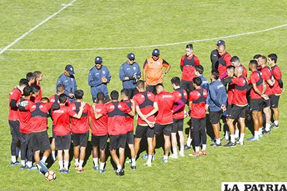 Los jugadores de Bolívar reanudaron ayer su preparación /APG