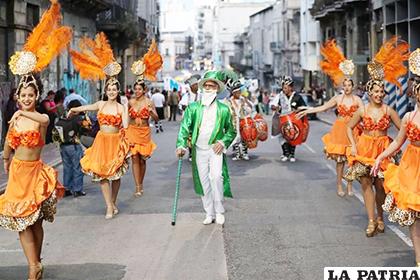 El carnaval dará inicio este jueves cuando se realice el tradicional desfile inaugural en el que desfilarán 44 conjuntos de las agrupaciones carnavalescas /EFE/Archivo