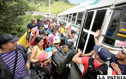 Los hondureños procedentes de México fueron trasladados a bordo de dos autobuses/ EL SIGLO