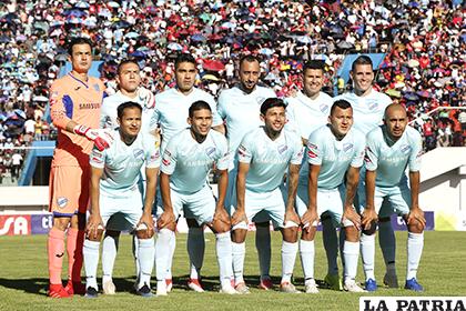 La nueva plantilla de jugadores de Bolívar, con la difícil misión de 
ganar esta noche /APG