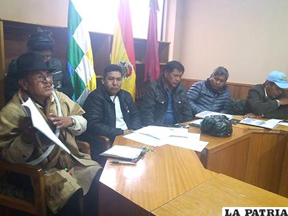 Autoridades originarias de Salinas en reunión con el presidente del TEDO / LA PATRIA