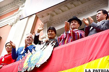 Las primeras autoridades ejecutivas y legislativas del país durante los actos desarrollados ayer en La Paz/ APG