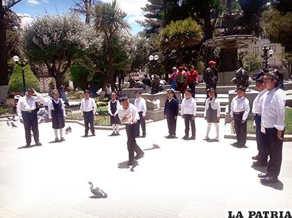 Jóvenes declamadores se lucieron en la plaza 